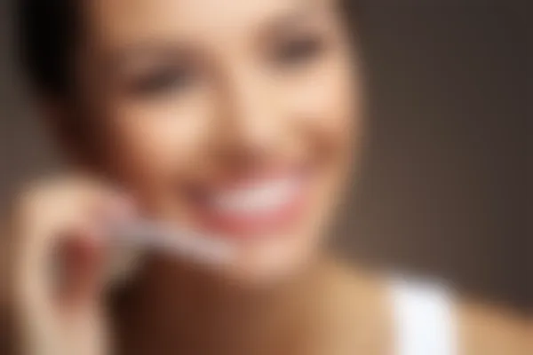 重庆美格尔齿科门诊部(龙湖店)推出牙齿美白优惠活动，原价1980元起现仅需1580元起，助您轻松绽放迷人笑容！