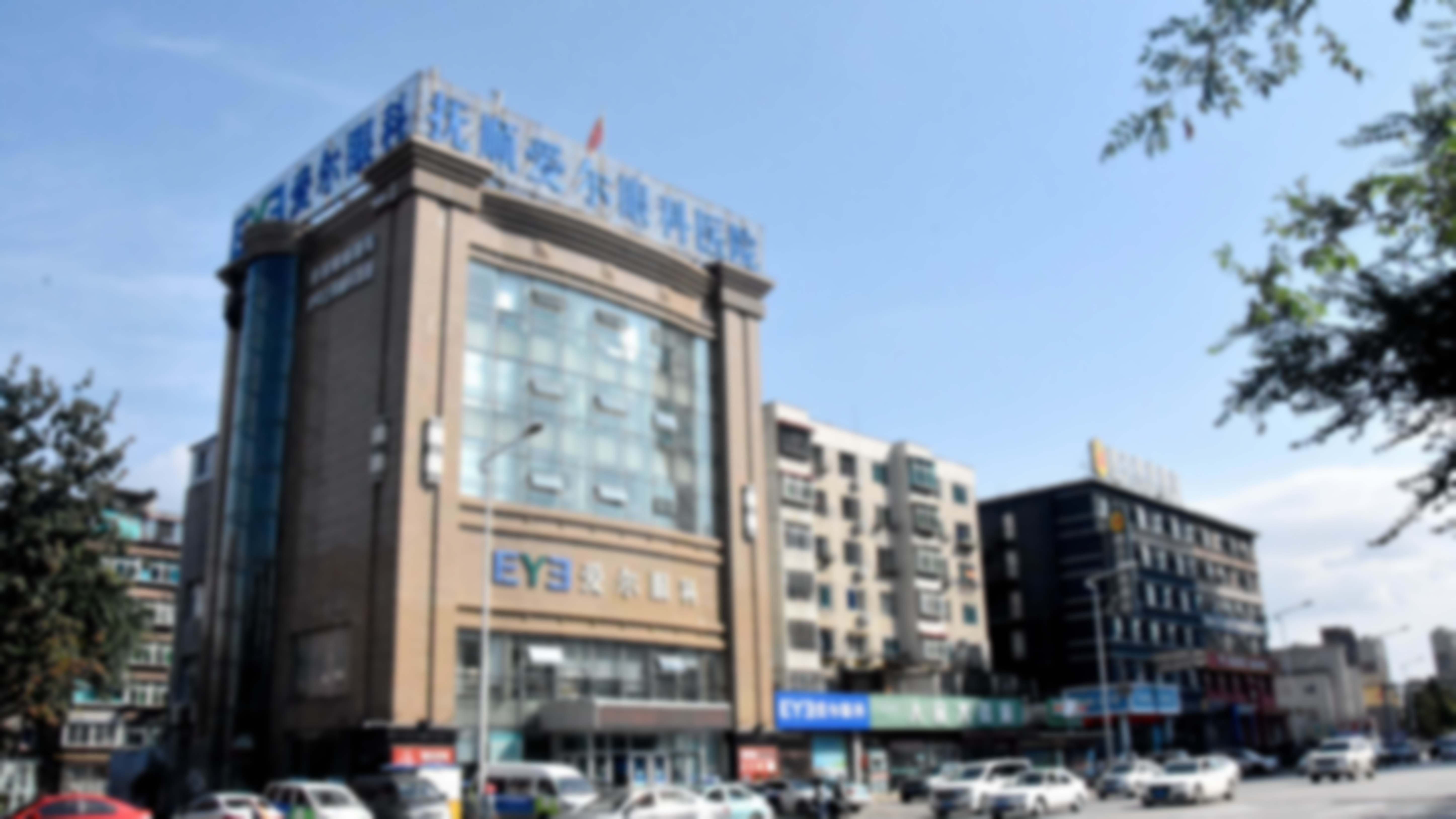 价格与服务:2388元送镜架,性价比之选